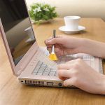 ノートパソコンのキーボードを清掃するにはどうすればいいですか? ノートパソコンのキーボードを清掃するにはどうすればいいですか?