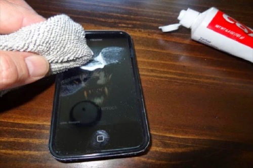 あなたの携帯電話から傷を取り除く方法