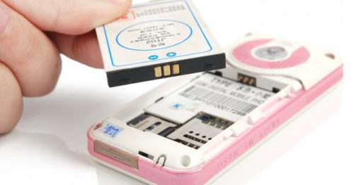 バッテリーなしで電話をオンにする方法