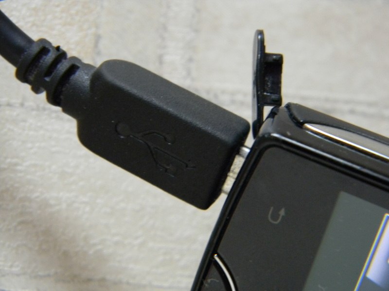 電話へのUSBケーブル