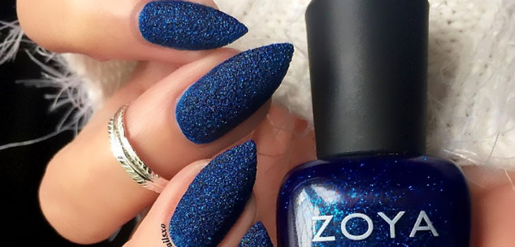 Zoya Enchantedのワニスで最高の新年のネイルアート