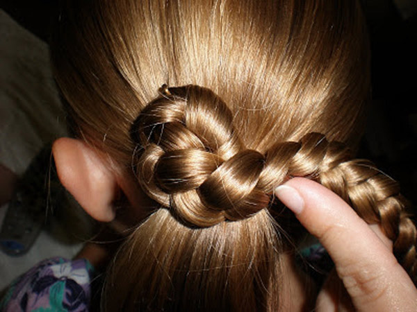 新年2017のための自分の手で女の子のためのヘアスタイル - 短い、中型および長い髪のためのアイデア、ステップバイステップの写真とビデオ