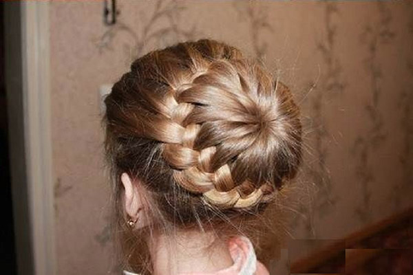 新年2017のための自分の手で女の子のためのヘアスタイル - 短い、中型および長い髪のためのアイデア、ステップバイステップの写真とビデオ