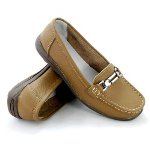 モカシンを着用するもの