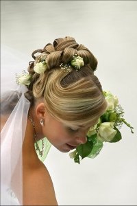 花のウェディングヘアスタイル