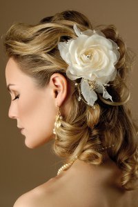 花のウェディングヘアスタイル