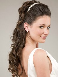流れる髪のウェディングヘアスタイル
