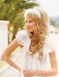 流れる髪のウェディングヘアスタイル