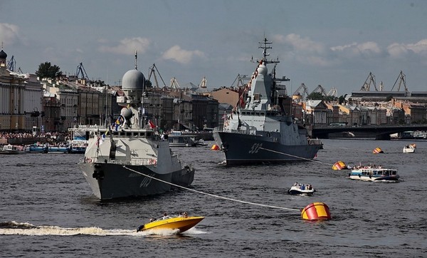 海軍2016年のおめでとう。短くて面白い。モスクワ、サンクトペテルブルク、クロンシュタット、セヴァストポリ、ノボロシスクでの2016年の海軍日のためのお祝いプログラム