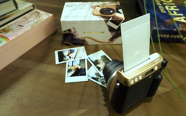 ファッションカメラ：Michael Kors X Fijifilm Instax Mini 70
