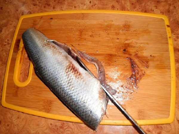 骨からのニシンの適切かつ迅速な切断方法