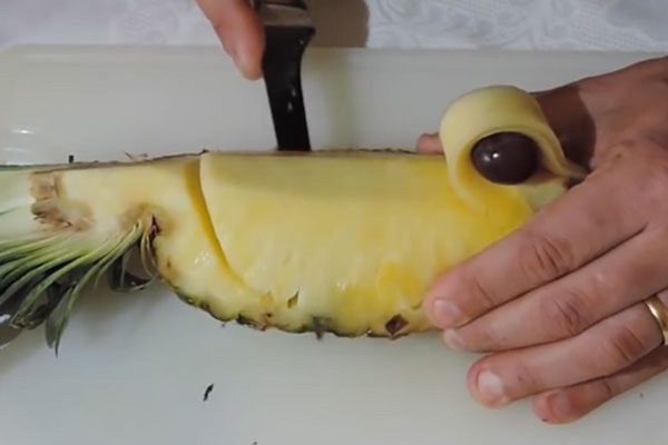 パイナップルを適切かつ美しくカットする方法