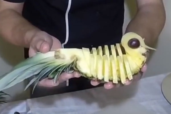パイナップルを適切かつ美しくカットする方法