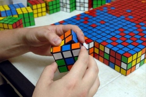 Rubikの立方体を追加する方法。 Rubikの立方体3x3、アセンブリ図を収集する