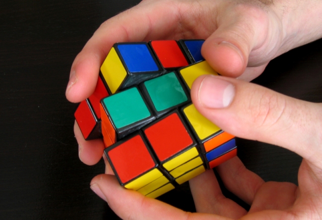 Rubikの立方体を追加する方法。 Rubikの立方体3x3、アセンブリ図を収集する