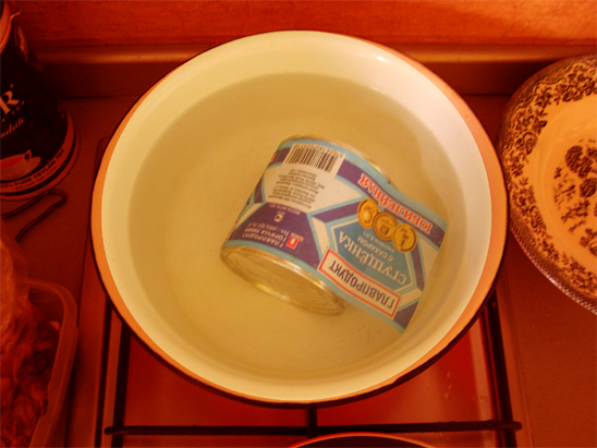 凝縮したミルクを缶で調理する方法は？