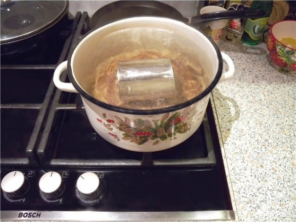凝縮したミルクを缶で調理する方法は？