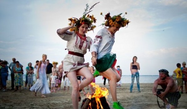 2016年のIvan Kupalaの数は？占い、儀式、伝統は休日に関連していますか？ Ivan Kupala、おめでとうに何をすべきか