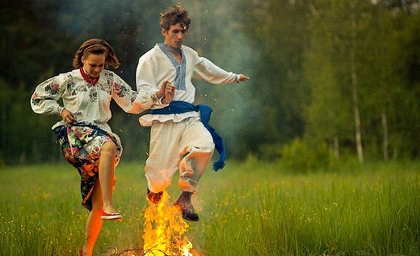 2016年のIvan Kupalaの数は？占い、儀式、伝統は休日に関連していますか？ Ivan Kupala、おめでとうに何をすべきか