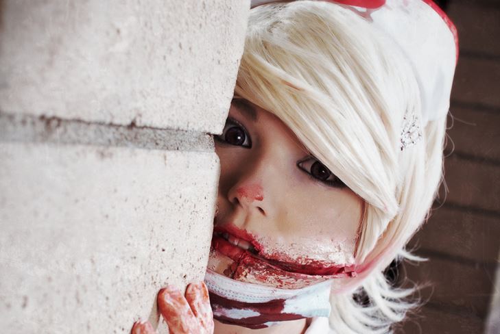 あなた自身の手でハロウィーンの看護婦の衣装：写真を描く方法