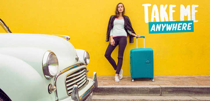 夏の道：明るいスーツケースAmerican Tourister Soundbox