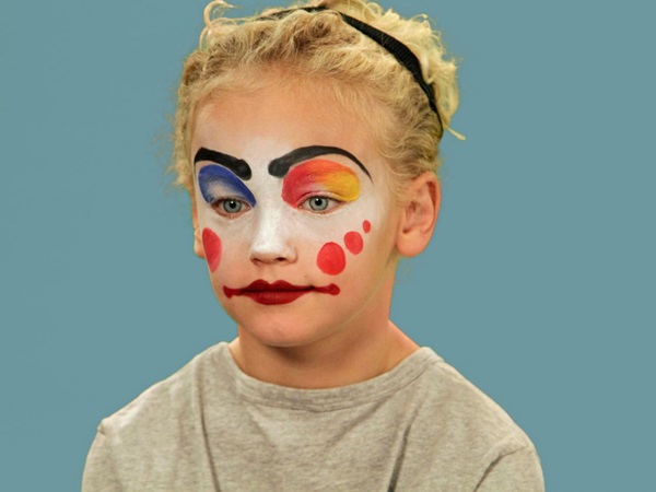 女の子と女の子のための自分の手でハロウィンのための恐ろしいメイクアップ
