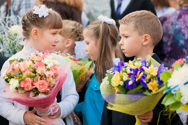 9月1日、卒業生と保護者からの1学年への別れ