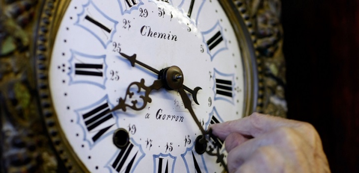 彼らはいつ時計を冬の時間2016に変換しますか？彼らはロシアで時間を移しますか？
