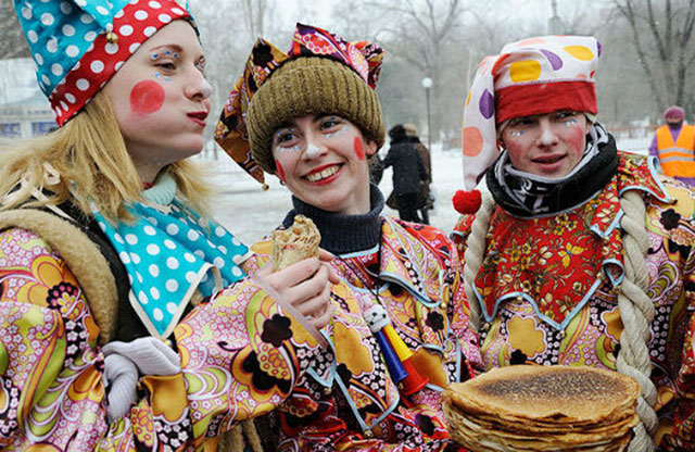 パンケーキの日の歌：ロシアの民謡の原典