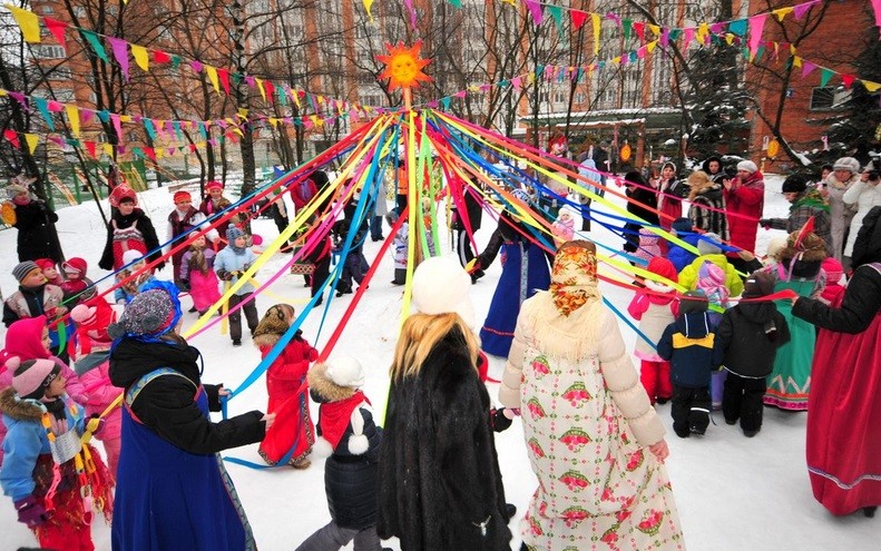 パンケーキの日の歌：ロシアの民謡の原典