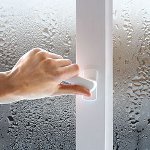 なぜプラスチックの窓は汗をかくのですか？