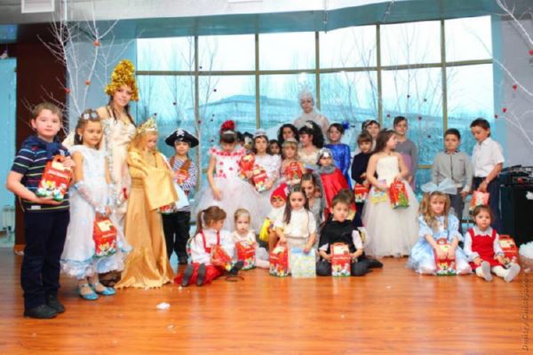 シナリオ新年のマチネ、小学校と幼稚園のアイデア（中学校、中学校、高齢者グループ）