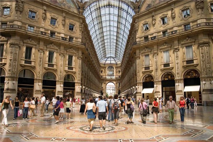 イタリアでのショッピング：ミラノで衣服を購入する機能