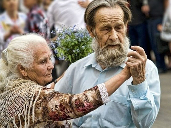 どのくらいの年数が黄道帯の異なる兆候を生きているか：誰が長寿で、誰が若く死ぬか