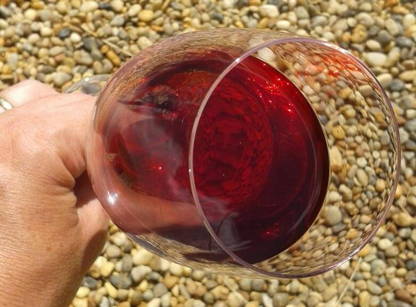 自家製のチェリーワイン、酵母のないウォッカを使ったシンプルなレシピ。グローブで自宅でチェリーワインを作る方法