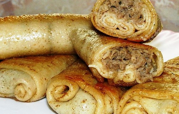 料理の秘密：写真とビデオで最も美味しい詰め物のパンケーキのレシピ