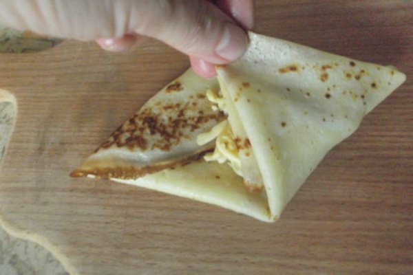 料理の秘密:写真とビデオで最も美味しい詰め物のパンケーキのレシピ