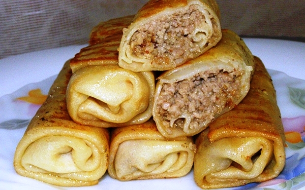 料理の秘密：写真とビデオで最も美味しい詰め物のパンケーキのレシピ