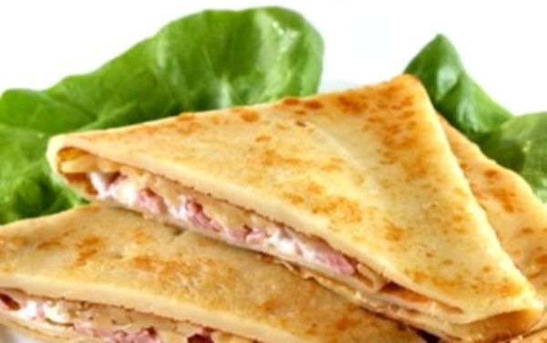 料理の秘密：写真とビデオで最も美味しい詰め物のパンケーキのレシピ