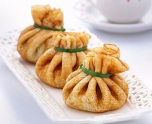 料理の秘密：写真とビデオで最も美味しい詰め物のパンケーキのレシピ