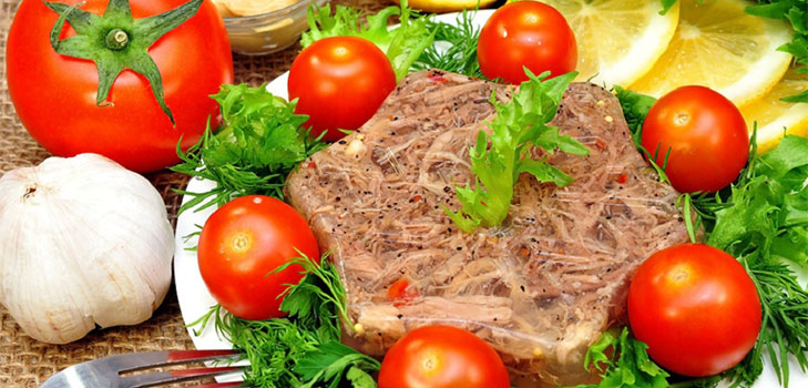豚、シャンク、牛肉、鶏の脚、ゼラチンから写真を一枚一枚撮った寒さのレシピ