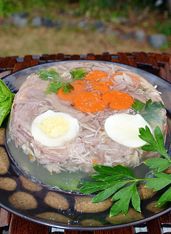 豚、シャンク、牛肉、鶏の脚、ゼラチンから写真を一枚一枚撮った寒さのレシピ
