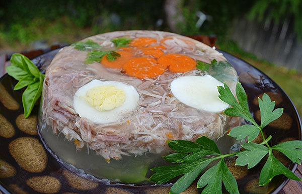 豚、シャンク、牛肉、鶏の脚、ゼラチンから写真を一枚一枚撮った寒さのレシピ