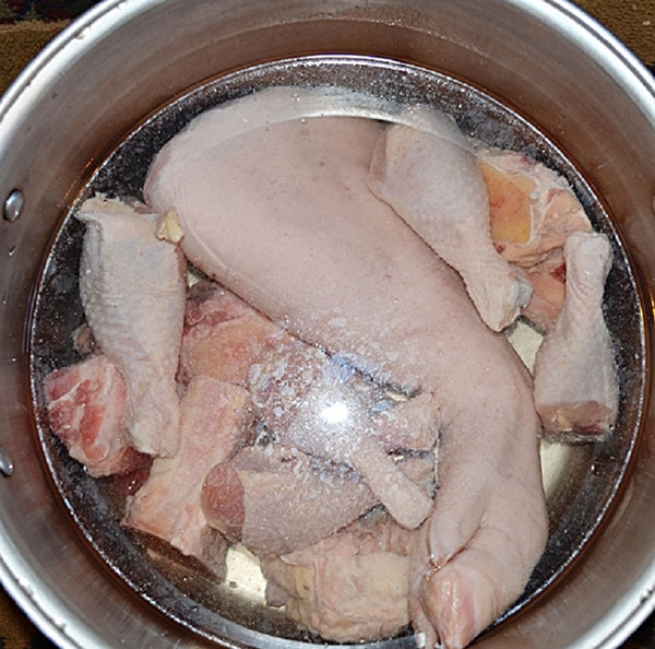 豚、シャンク、牛肉、鶏の脚、ゼラチンから写真を一枚一枚撮った寒さのレシピ