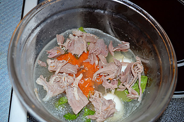 豚、シャンク、牛肉、鶏の脚、ゼラチンから写真を一枚一枚撮った寒さのレシピ