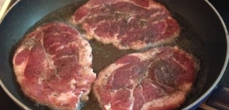 フライパンの肉
