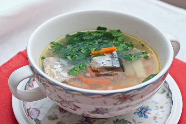 缶詰のせんべいからのスープ：おいしい、便利なレシピ