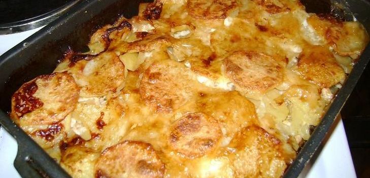 オーブンで肉を持つジャガイモ：おいしいものを作る方法？