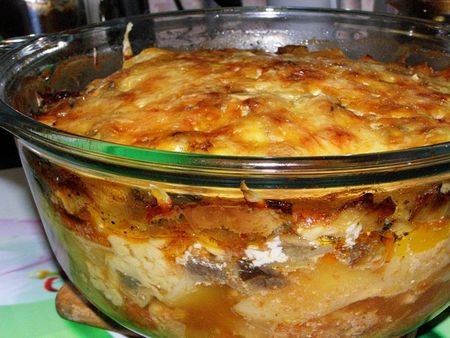オーブンで肉を持つジャガイモ：おいしいものを作る方法？
