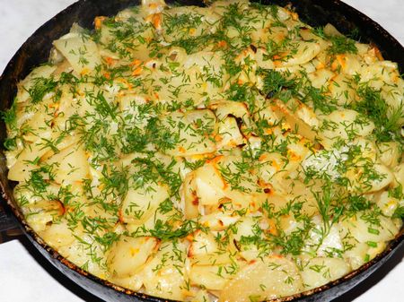 オーブンで肉を持つジャガイモ：おいしいものを作る方法？